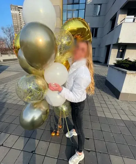 Lilly, 32