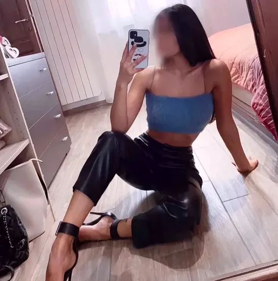 Nina, 27